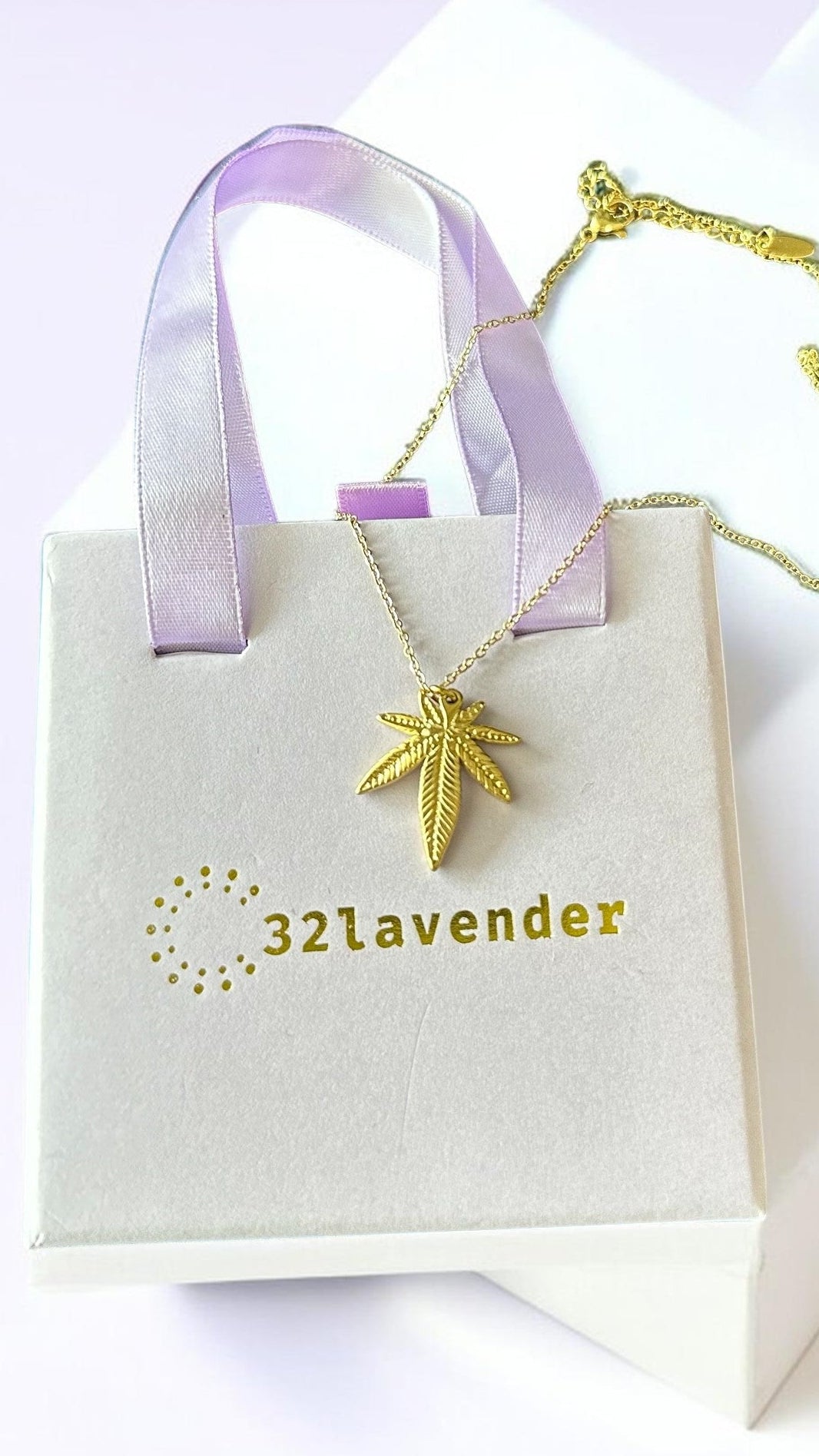 Dainty Gold Leaf Pendant Necklace